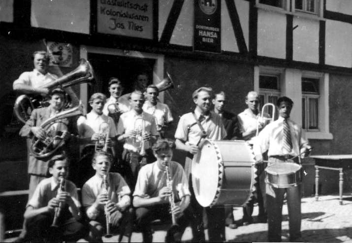Vor dem Vereinslokal 1950       (l. o. unser Ludwig)